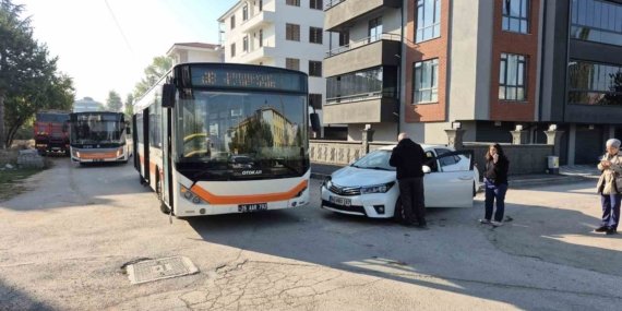 Eskişehir’de otobüs ile otomobil çarpıştı: 2 öğrenci yaralı