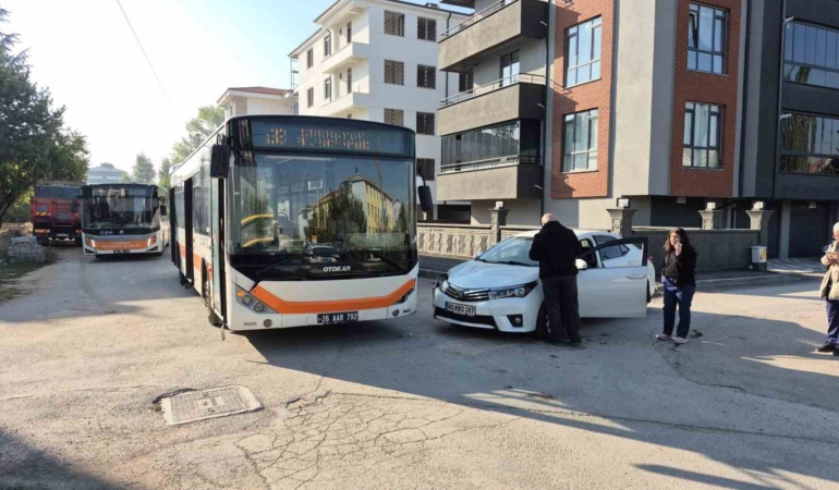 Eskişehir’de otobüs ile otomobil çarpıştı: 2 öğrenci yaralı