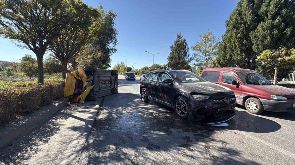 Eskişehir’de ticari taksi ile SUV çarpıştı: 2 sürücü yaralandı
