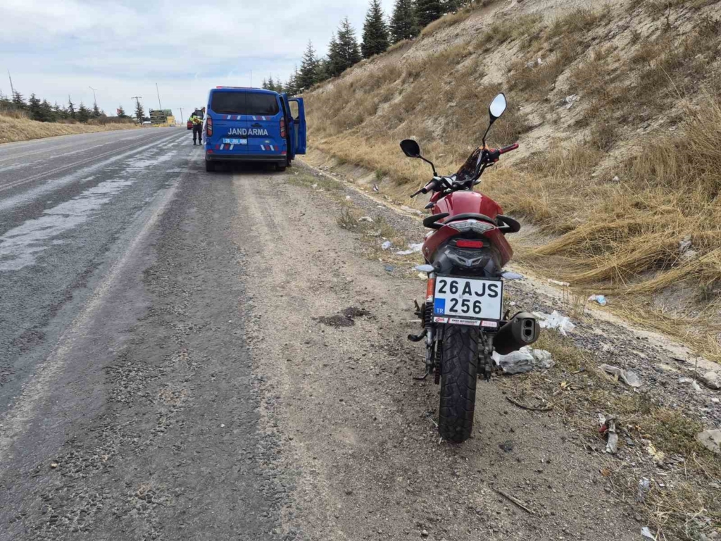 Tekeri kilitlenen motosikletten düşen sürücü yaralandı