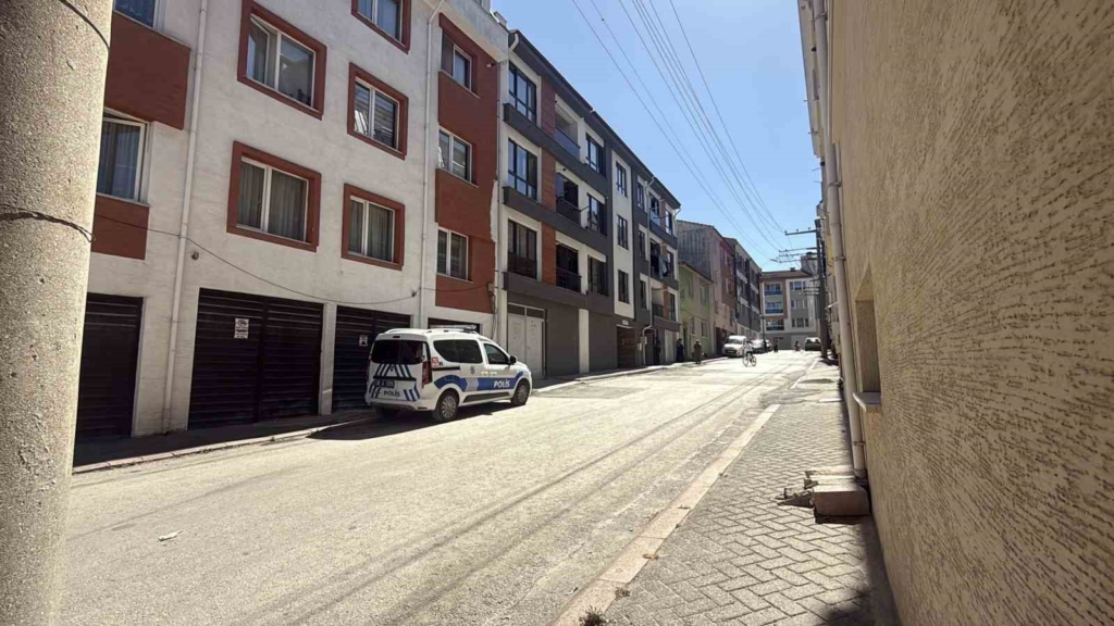 Eskişehir’de 3’üncü kattaki balkondan aşağıya düşen 4 yaşındaki çocuk yaralandı