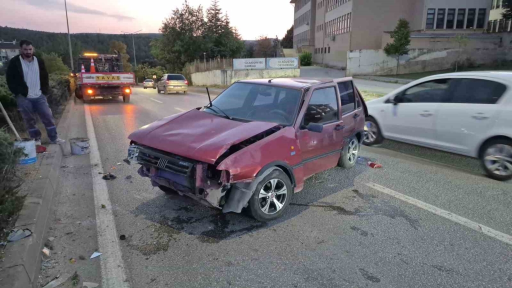 Kontrolden çıkan otomobil aydınlatma direğine çarptı, sürücü yaralandı