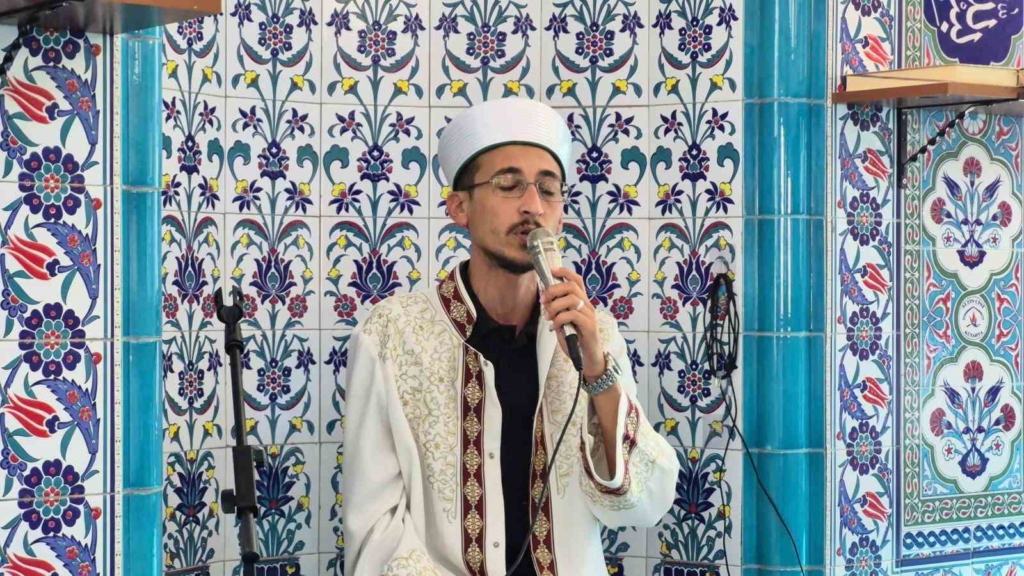 Konuşurken kekeleyen vekil imam hatip, Kur’an-ı Kerim’i ve duaları takılmadan okuyor