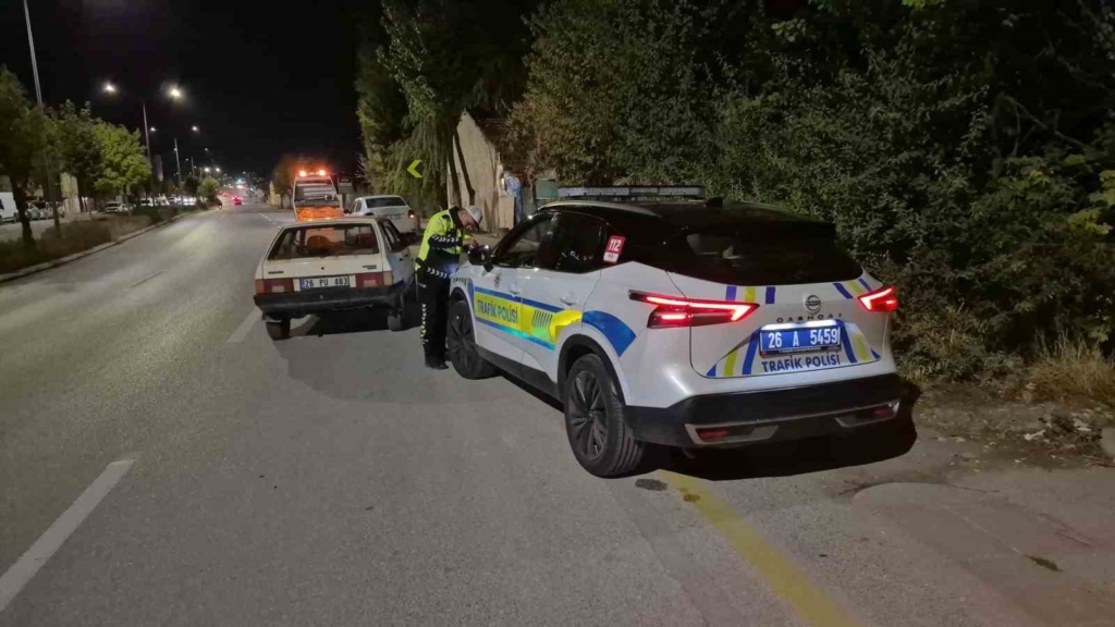 Polis ekiplerince durdurulan sürücü otomobilini terk edip kaçtı