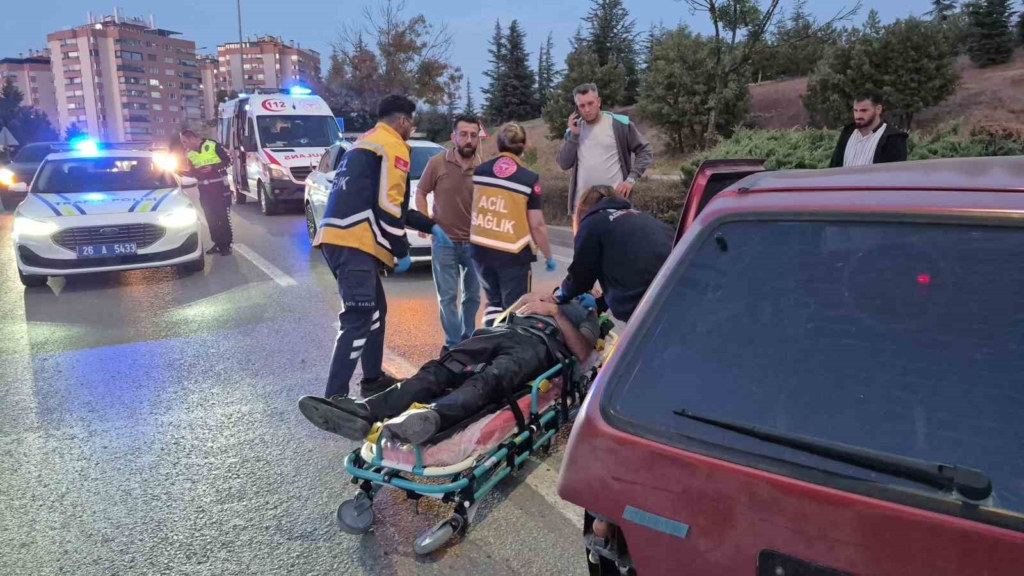 Kontrolden çıkan otomobil aydınlatma direğine çarptı, sürücü yaralandı