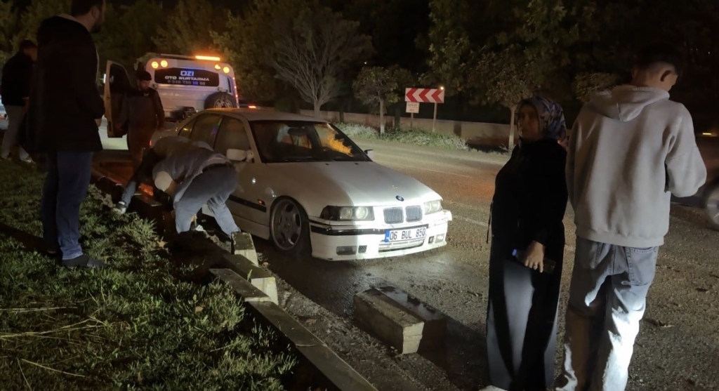 Kayganlaşan yolda kontrolden çıkan araç refüjü aşıp karşı şeride geçti