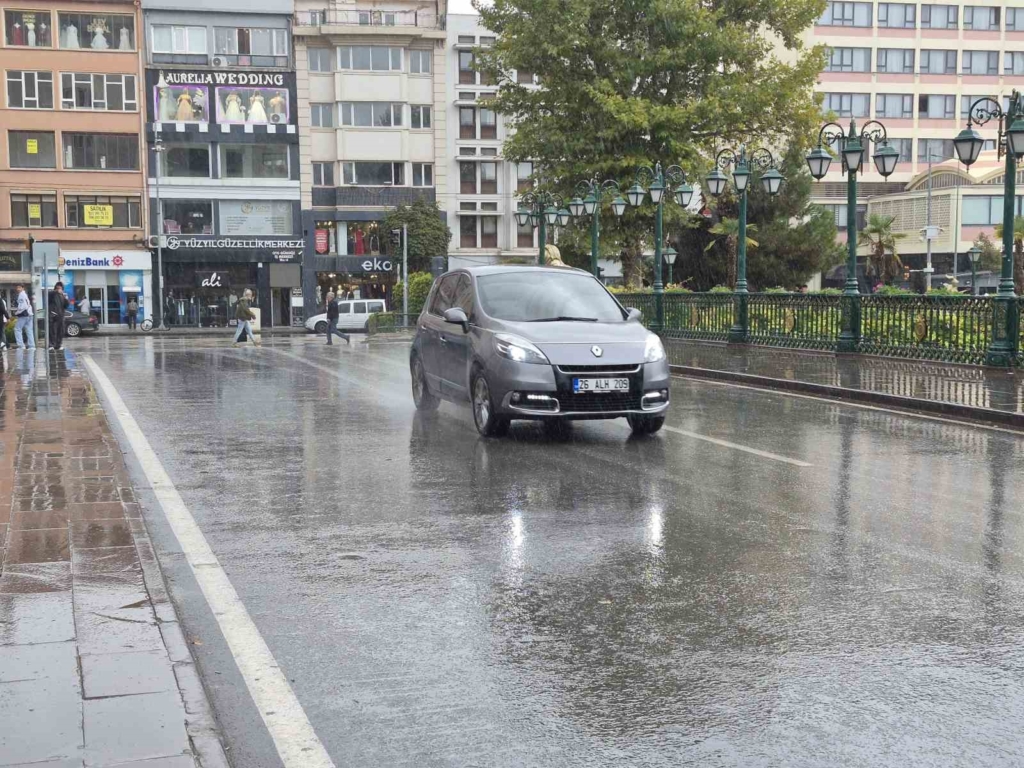 Eskişehir’de sağanak yağış etkili oldu