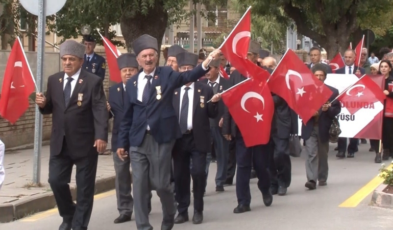 Eskişehir’de Gaziler Günü için bando eşliğinde yürüyüş