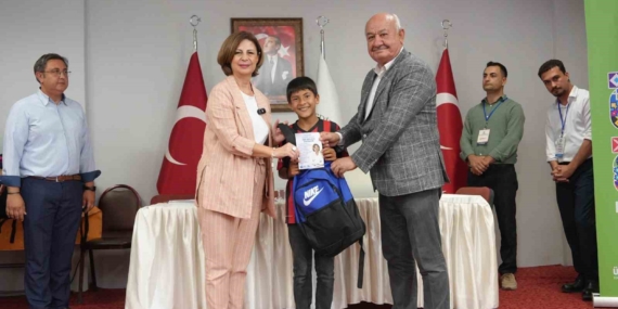 Eskişehir’de 12 ilçedeki öğrencilere kırtasiye desteği