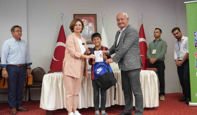 Eskişehir’de 12 ilçedeki öğrencilere kırtasiye desteği