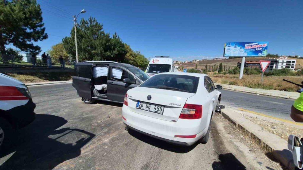Eskişehir’de hafif ticari araç ile otomobil çarpıştı: 3’ü çocuk 7 yaralı