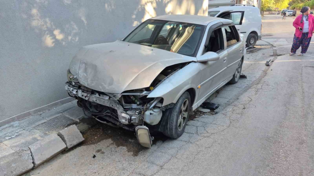 Kaza sonrası sürücü kaçtı, yolcu polise ’Kendisini tanımıyorum’ dedi