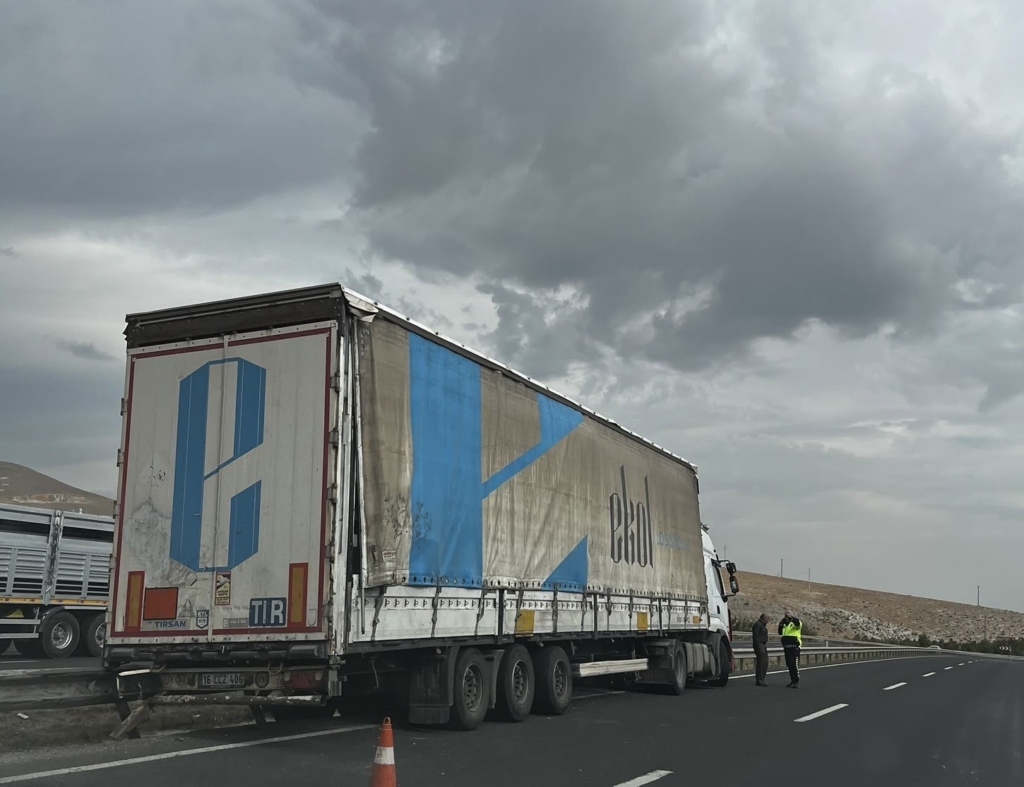 Sivrihisar’da tır bariyerlere çarptı: Şans eseri yaralanan olmadı