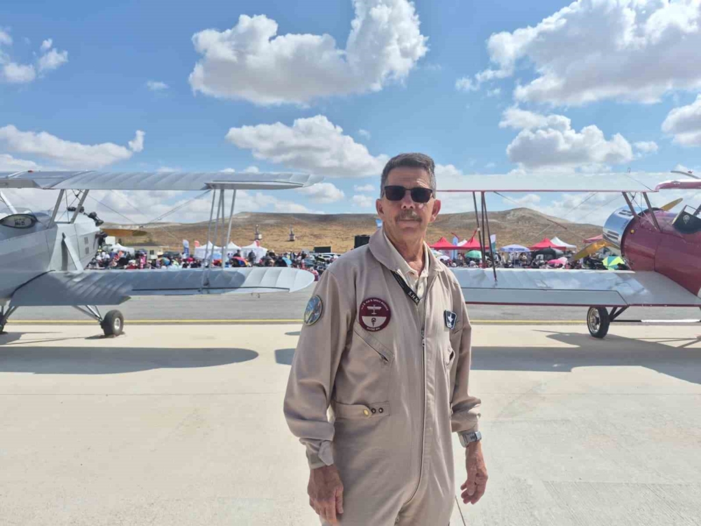 Vecihi Hürkuş’un uçağının replikası, 95 yıl sonra kokpitinde torunu ile gökyüzünde