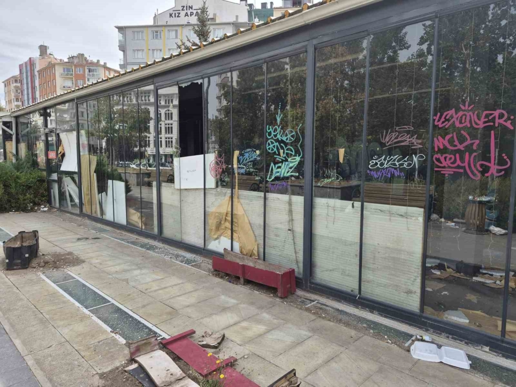 Zübeyde Hanım Bulvarı’ndaki atıl işletmeye zarar verildi
