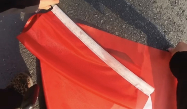 Eskişehir’de kadın kurye, yerdeki 2 Türk bayrağını kaldırdı