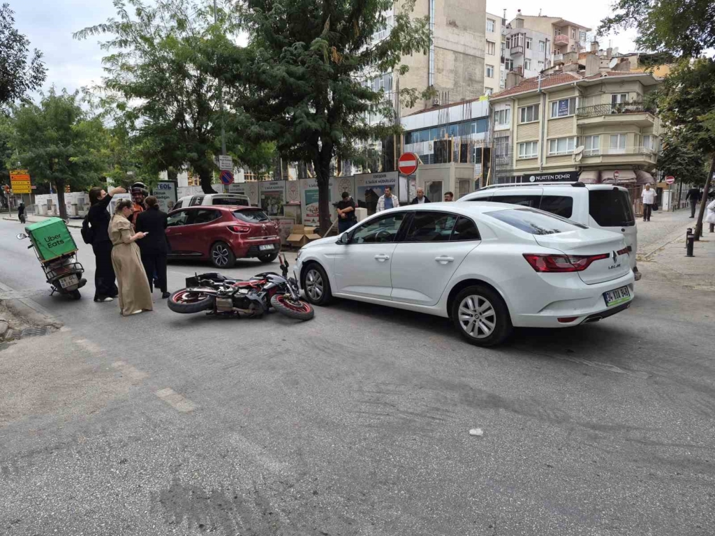 Eskişehir’de otomobille motosiklet çarpıştı