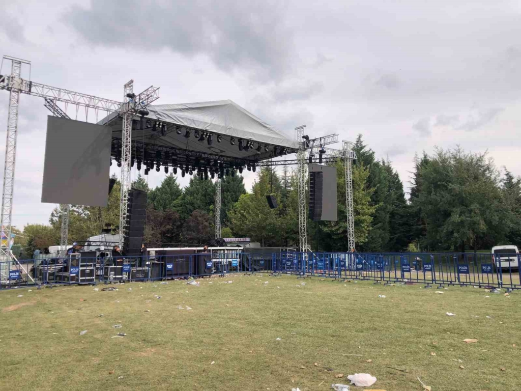 Ceza ve İrem Derici konserlerini iptal etti, esnafın şikâyetçi olduğu sorumlu karakola götürüldü