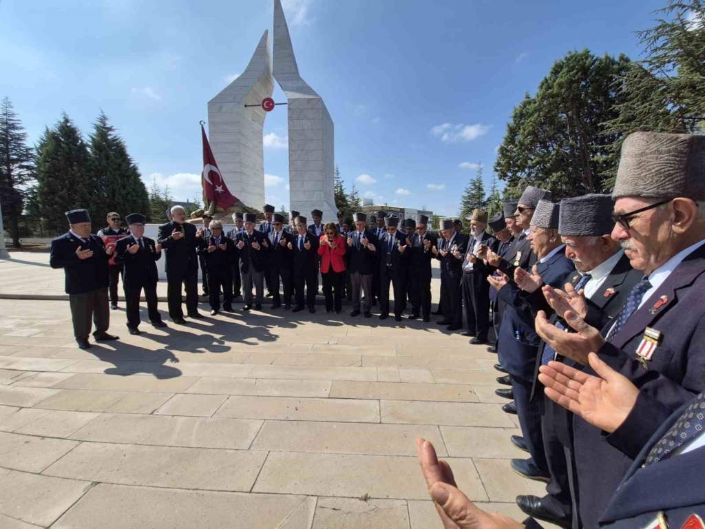 Eskişehir’de gaziler ve şehit yakınlarından şehitlik ziyareti