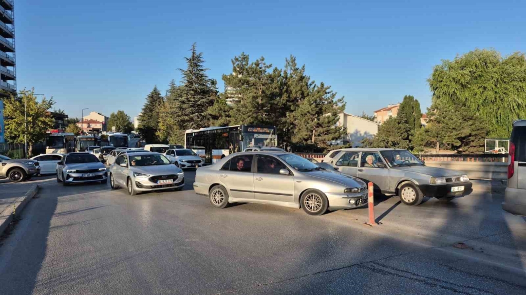 Eskişehir’de 4 aracın karıştığı zincirleme kaza: 3 yaralı