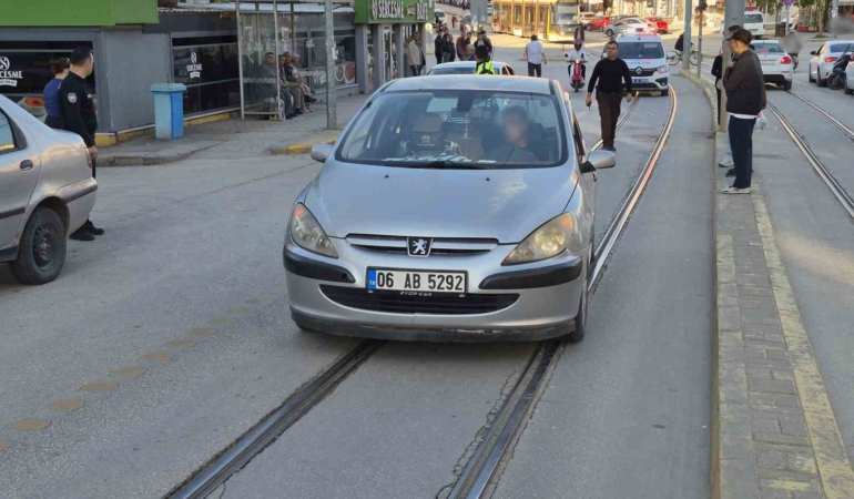 Eskişehir’de otomobilin çarptığı yaşlı kadın hastaneye kaldırıldı