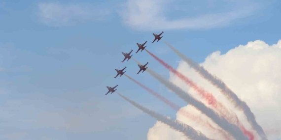Eskişehir’de Türk Yıldızları gökyüzüne imza attı