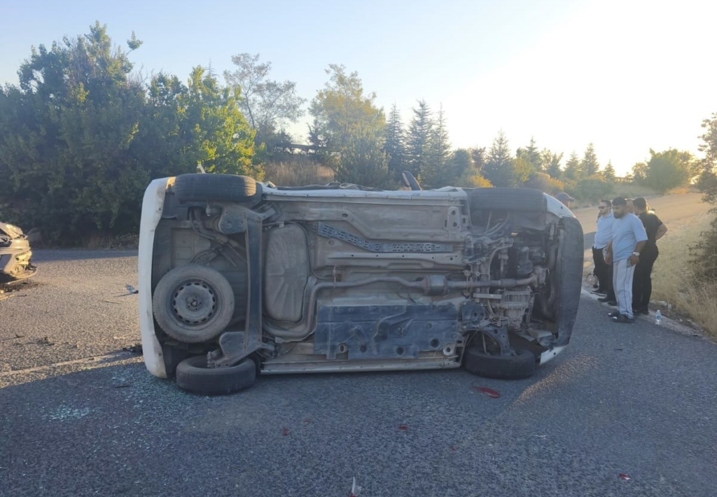 Sivrihisar’da kavşakta çarpışan araçlardan biri yan yattı