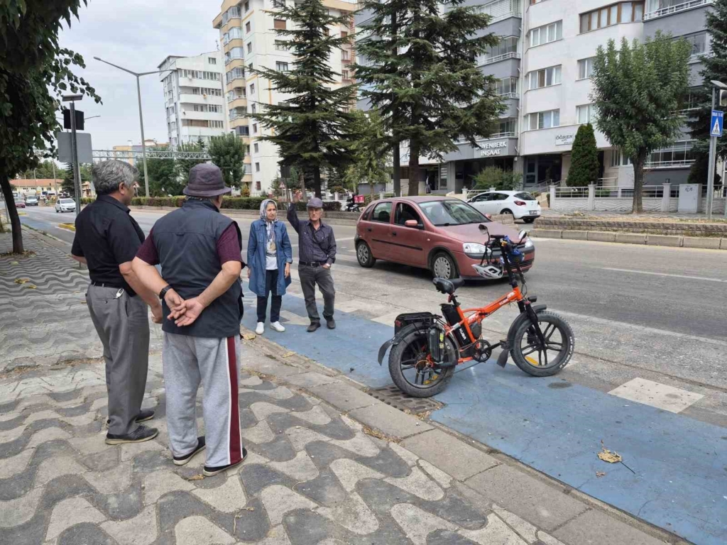 Eskişehir’de otomobilin çarptığı bisiklet sürücüsü yaralandı