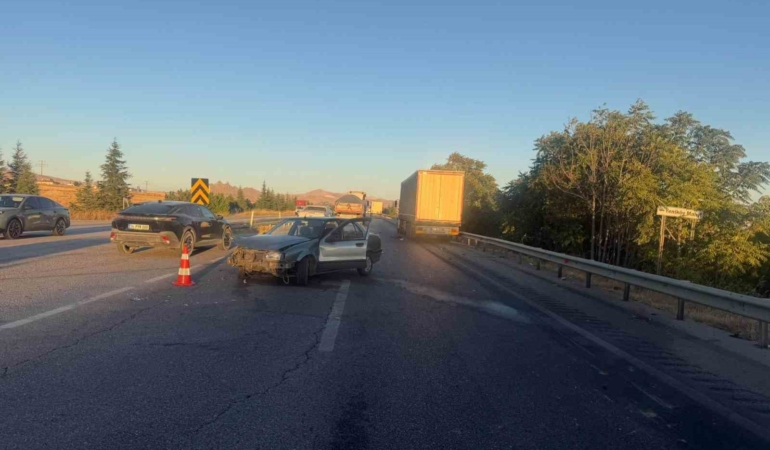 Sivrihisar’da Tırla Çarpışan Otomobilin Sürücüsü Yaralandı