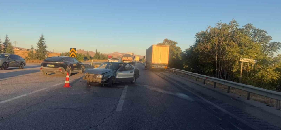 Tıra çarpan otomobilin sürücüsü yaralandı