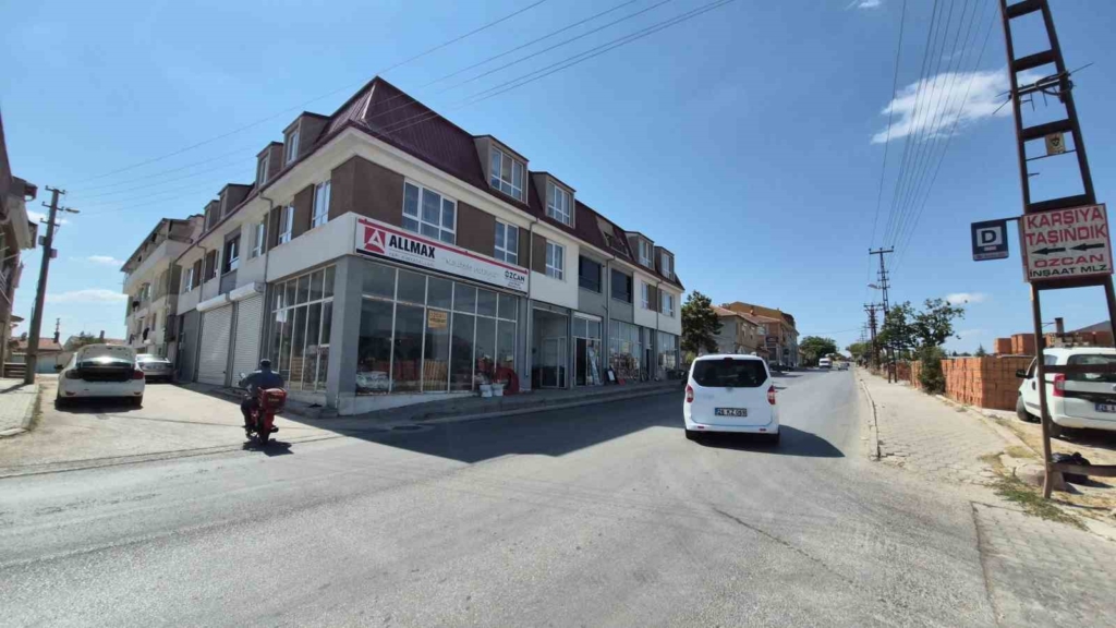 Veresiye vermediği müşterisi tarafından tabancayla tehdit edilip başından yaralandı