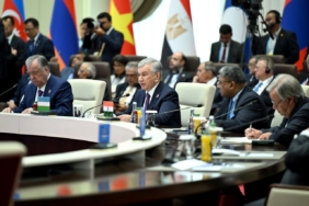 Özbekistan Cumhurbaşkanı Mirziyoyev: "Bölgesel projelerin birbiriyle rekabet etmediği, tersine birbirini tamamladığı çok kutupluluğu destekliyoruz"