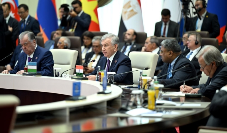 Özbekistan Cumhurbaşkanı Mirziyoyev: “Bölgesel projelerin birbiriyle rekabet etmediği, tersine birbirini tamamladığı çok kutupluluğu destekliyoruz”