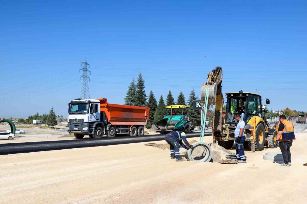 Eskişehir Büyükşehir Belediyesi’nden 100. Yıl Bulvarı’nda asfalt çalışması