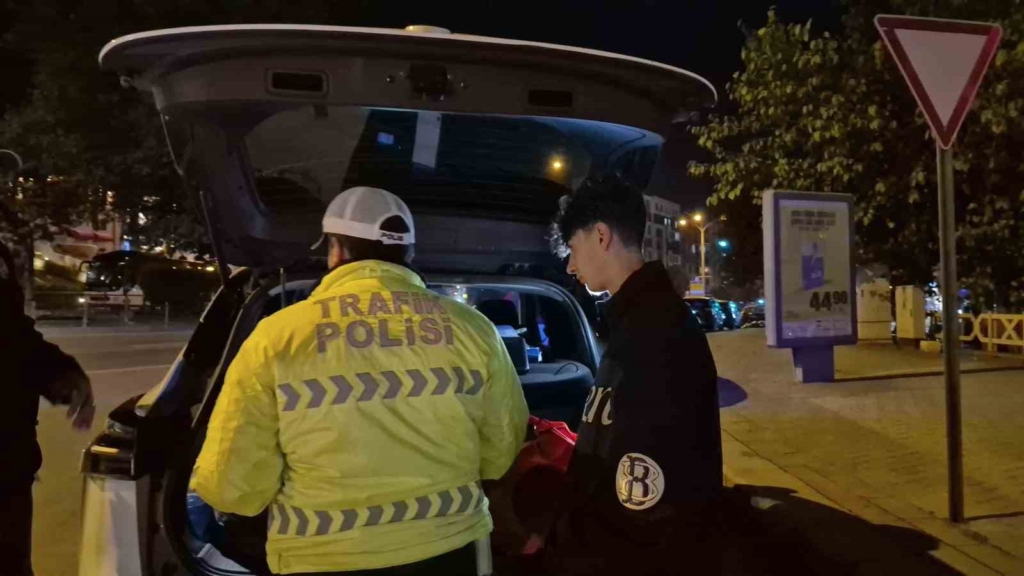 Polisin "dur" ihtarına uymayıp kırmızı ışıkta makas atarak kaçan motosikletliye 353 bin lira ceza