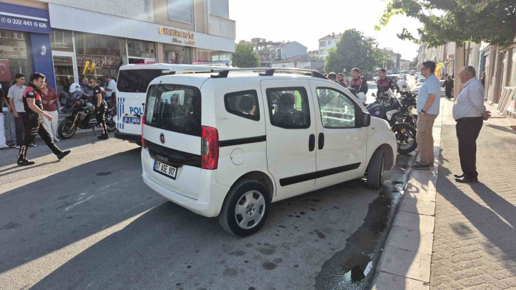 Hafif ticari aracın çarptığı motosikletli polis yaralandı