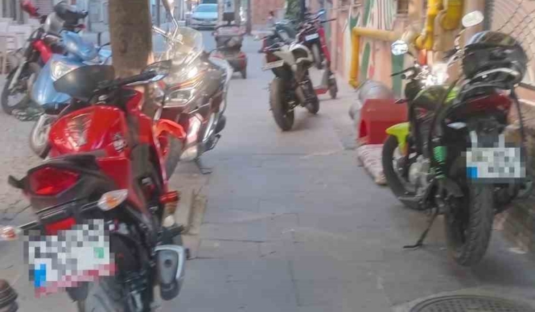 Eskişehir’de kaldırımlardaki motosiklet yoğunluğu yayaları yola indirdi