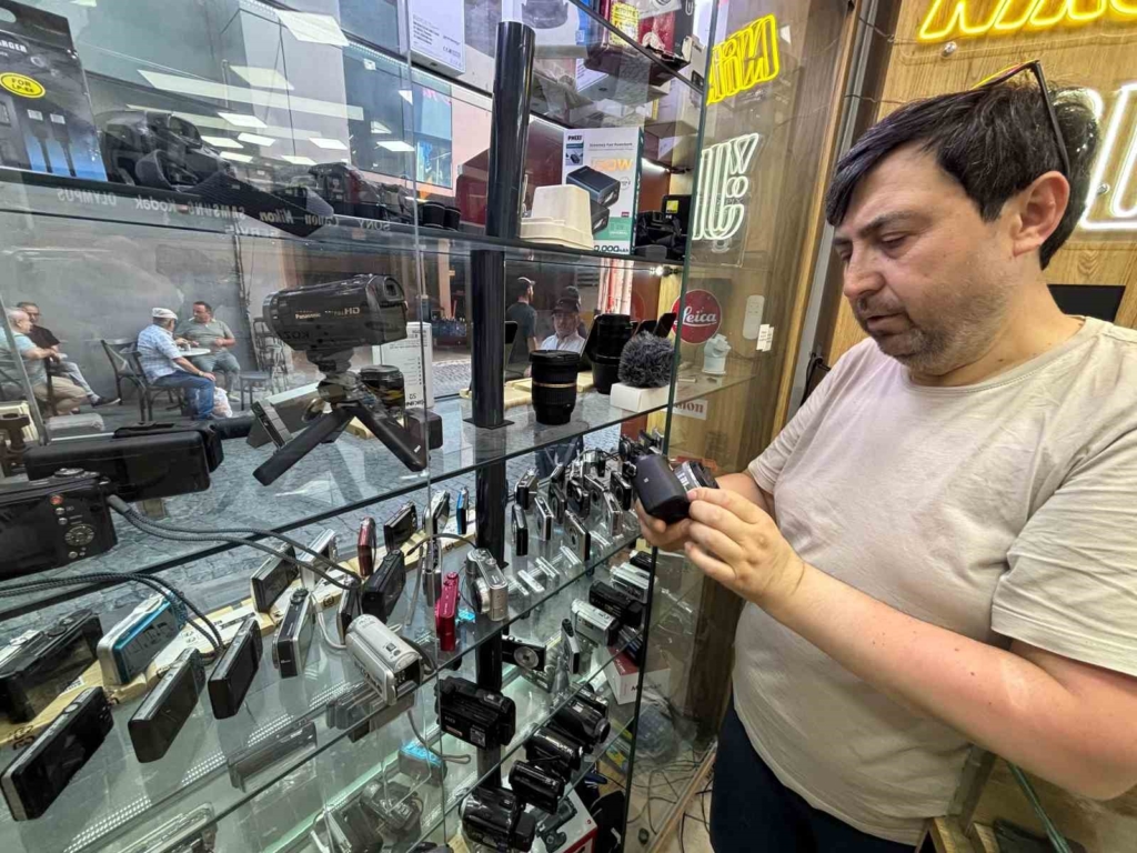 Akıllı telefonların yapaylığından kaçıp kompakt fotoğraf makinelerine yöneldiler