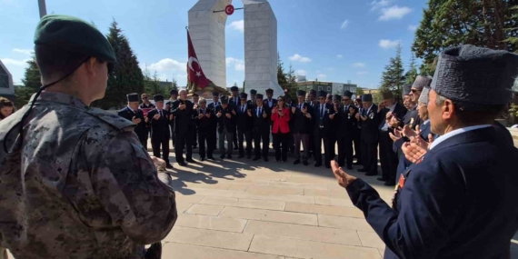 Eskişehir’de gaziler ve şehit yakınları şehitliklerde dua etti