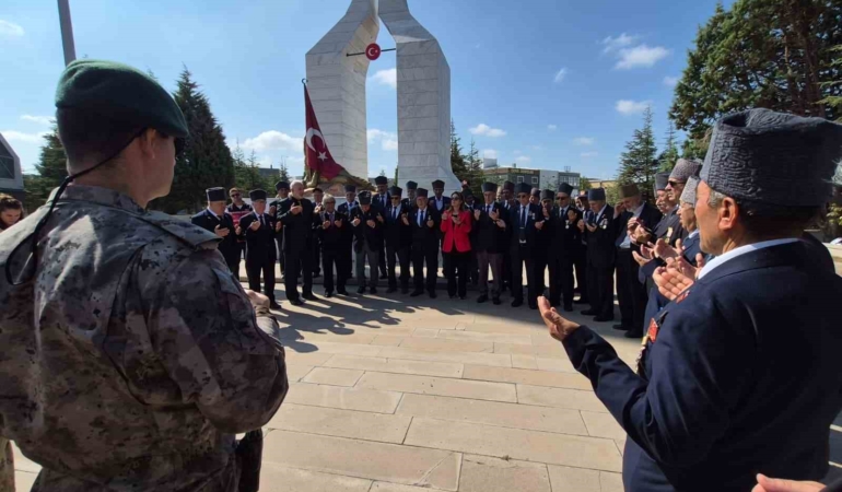 Eskişehir’de gaziler ve şehit yakınları şehitliklerde dua etti