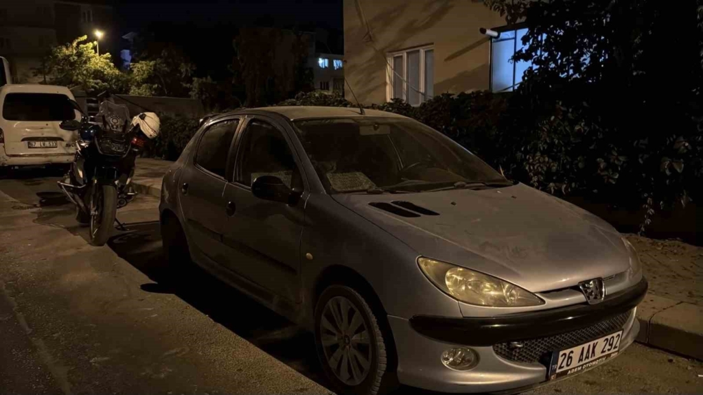 Polisin incelediği araç ve 2 şahıstan satışa hazır uyuşturucu ele geçirildi