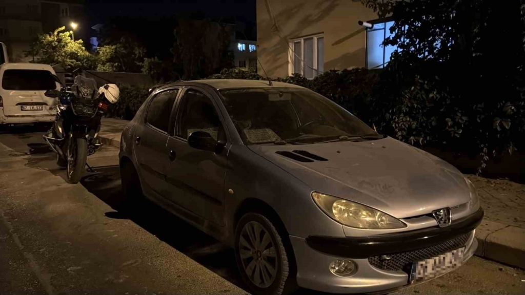 Polisin incelediği araç ve 2 şahıstan satışa hazır uyuşturucu ele geçirildi
