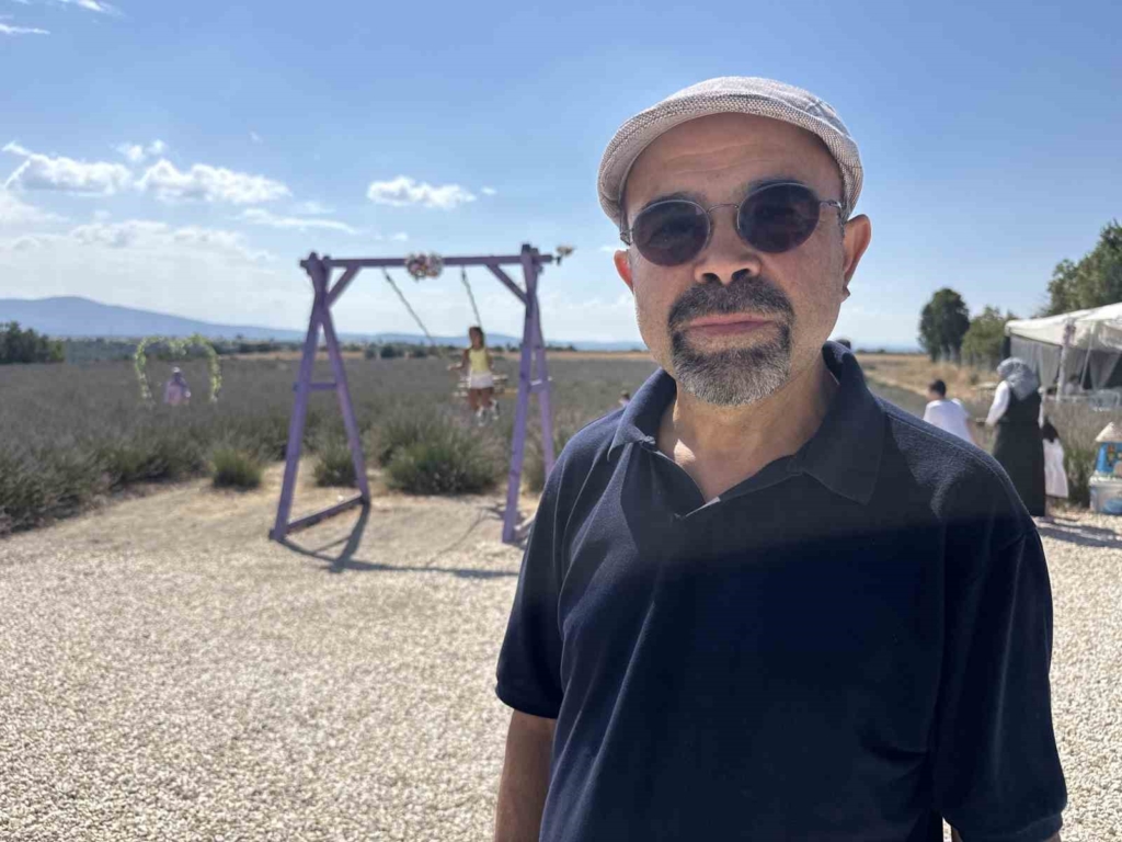 "Makasını getir, çiçeğini götür" etkinliğiyle lavanta tarlasında ziyaretçi akını