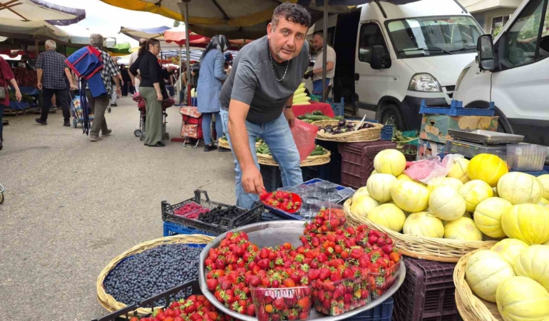 Eskişehir’de sonbaharda çilek satışına vatandaşlardan yoğun ilgi