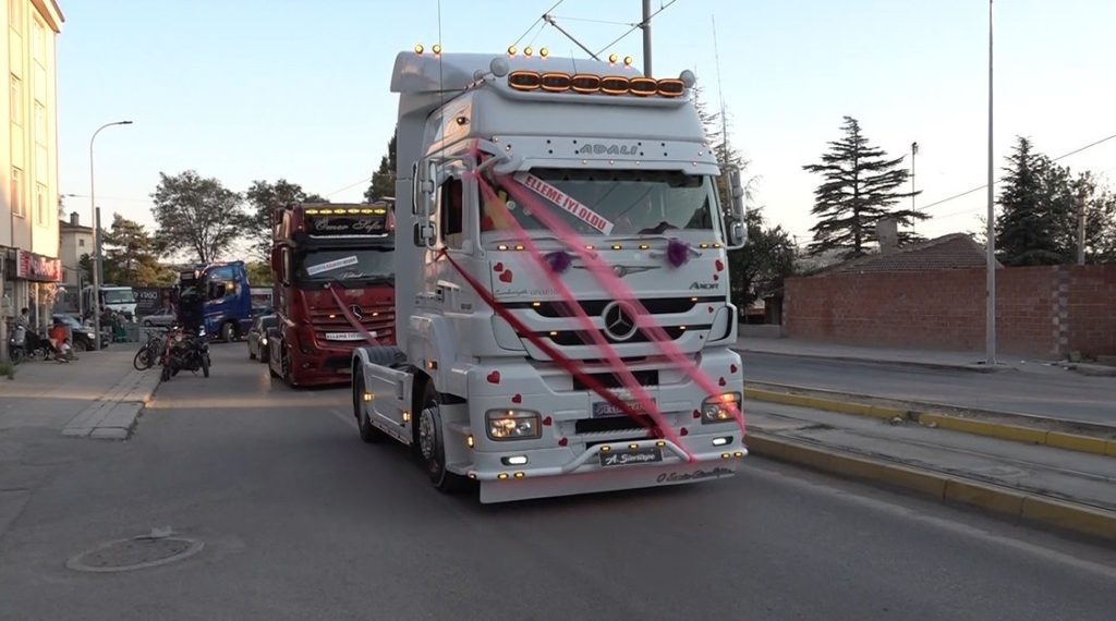 Evlenen yeğenine tır konvoyu sürprizi yaptı