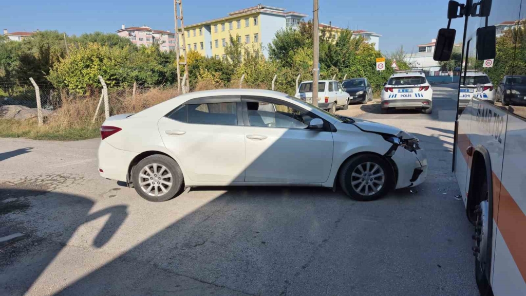 Eskişehir’de belediye otobüsü ile otomobil çarpıştı: 2 öğrenci yaralandı