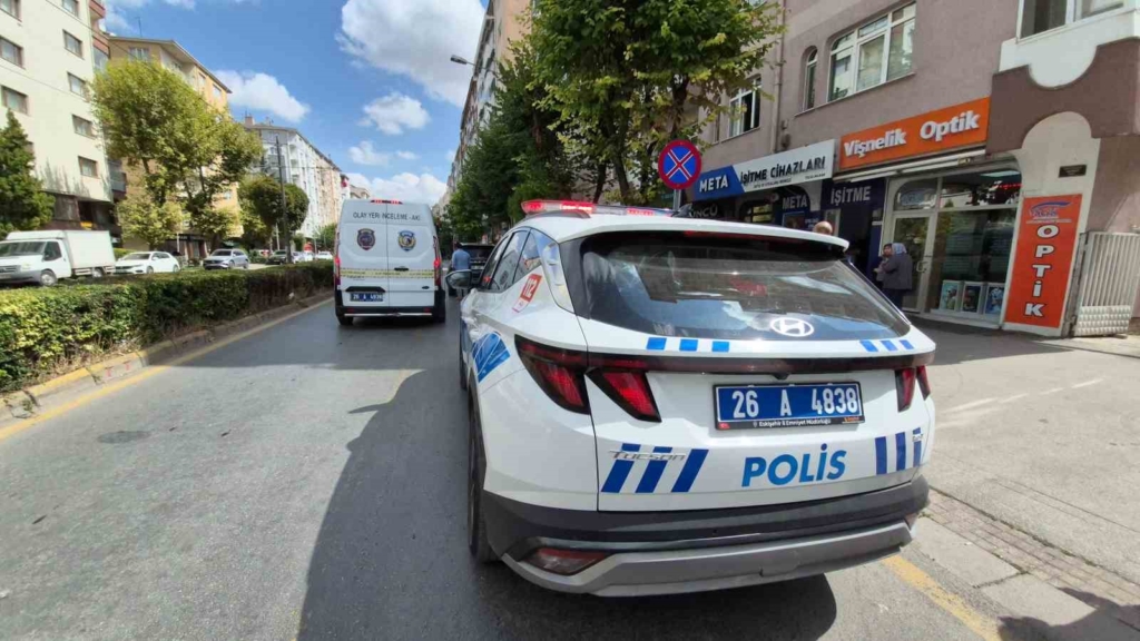 7’nci kattaki evinden çıkan 81 yaşındaki şahıs binanın merdiven boşluğunda ölü bulundu