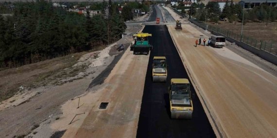 100. Yıl Bulvarı’nda sıcak asfalt çalışması sürüyor