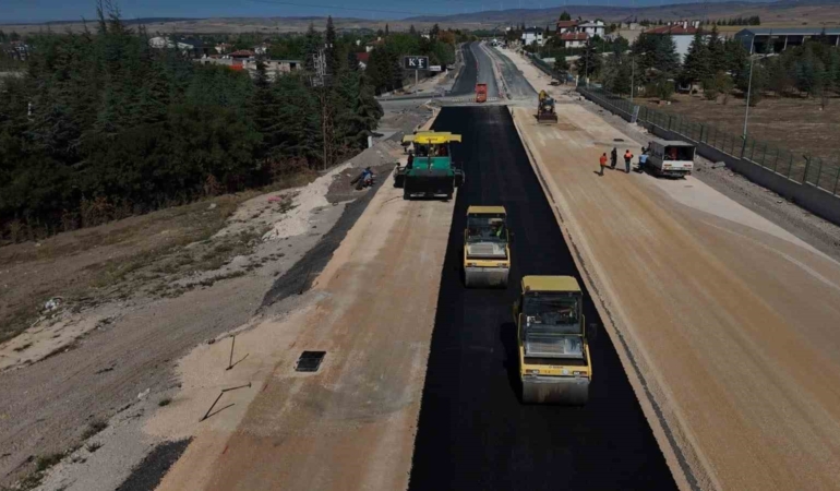 100. Yıl Bulvarı’nda sıcak asfalt çalışması sürüyor