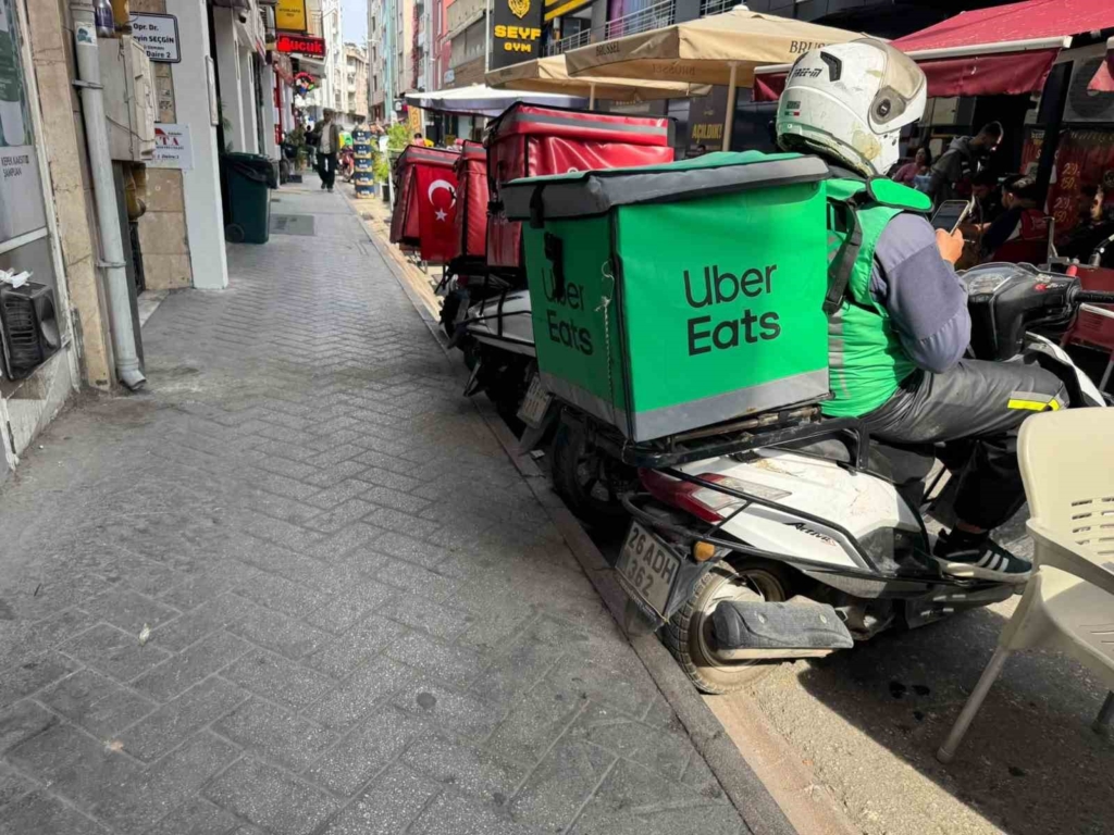 Trafiğe kapalı motosikler parkına açık sokak